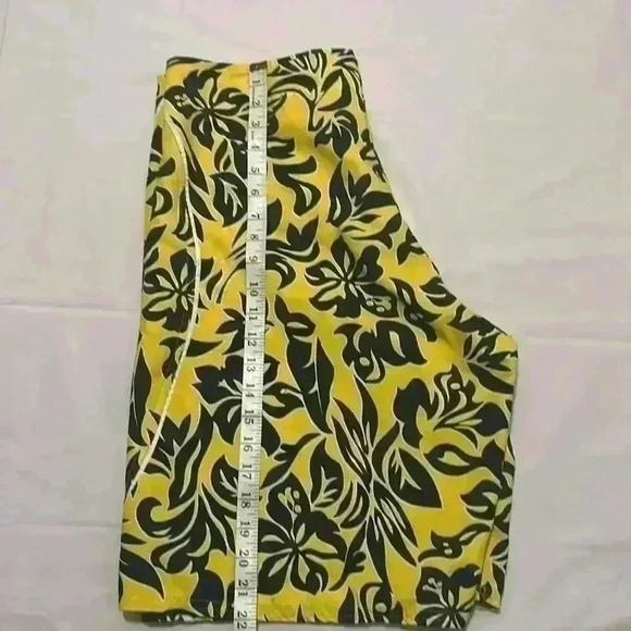 Guess vintage floral print swim trunk shorts mens size 34 color yellow black - Picture 9 of 9